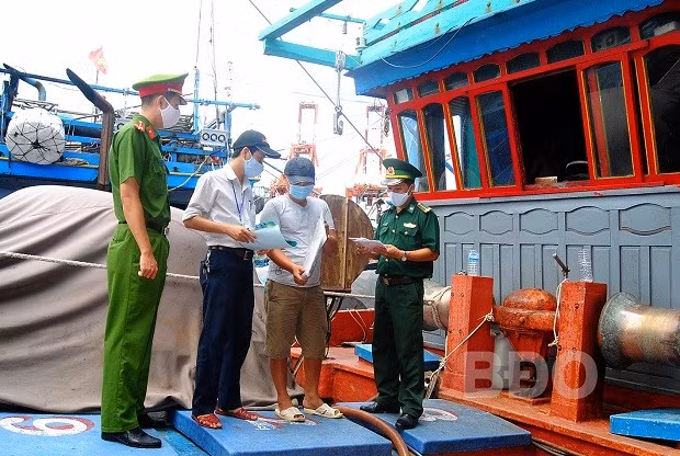 Ngành chức năng tỉnh kiểm tra tàu cá trước khi xuất bến theo quy định.