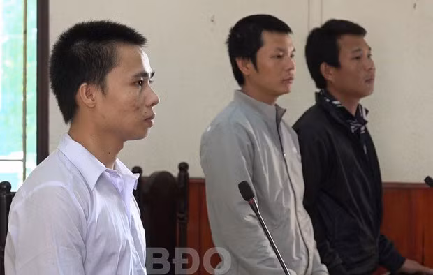 Bị cáo Bùi Văn Anh và 2 bị hại tại phiên tòa. Bị cáo Bùi Văn Anh và 2 bị hại tại phiên tòa.