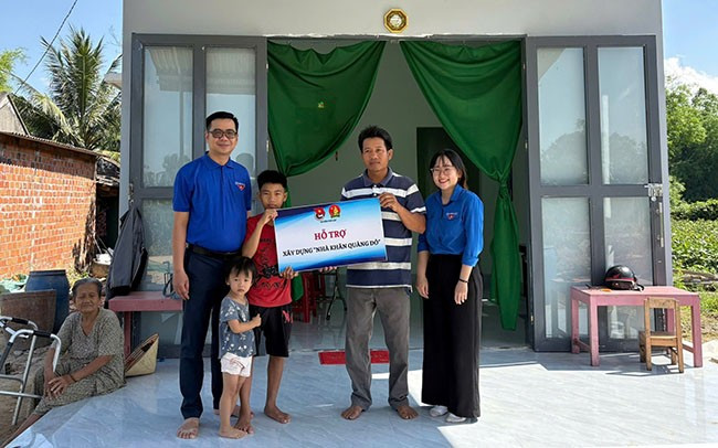 Lãnh đạo huyện Đoàn - Hội đồng Đội Phù Cát trao kinh phí hỗ trợ xây nhà cho gia đình em Nguyễn Nhật Tân. Ảnh: Trường Giang. Lãnh đạo huyện Đoàn - Hội đồng Đội Phù Cát trao kinh phí hỗ trợ xây nhà cho gia đình em Nguyễn Nhật Tân. Ảnh: Trường Giang.