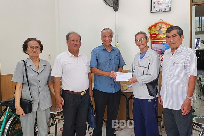 Lãnh đạo Hội Cựu tù chính trị cách mạng tỉnh và thành phố thăm hỏi sức khỏe và tặng quà cho hội viên. Ảnh: Đặng Việt.