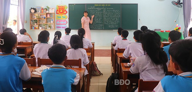 Học sinh Trường THCS Võ Xán (huyện Tây Sơn) trong tiết học môn Ngữ văn. Ảnh: HỒ ĐIỂM