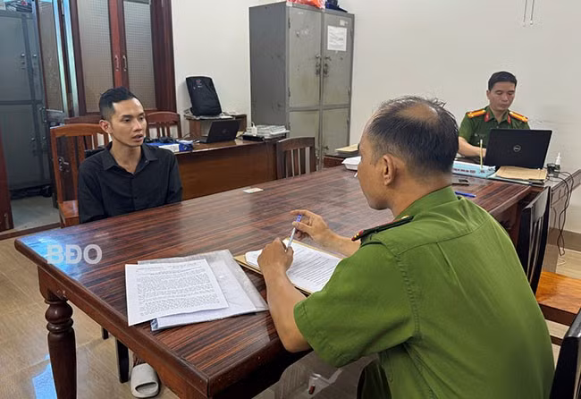 Đối tượng Nguyễn Quang Nhật tại Cơ quan Công an. Ảnh: CACC