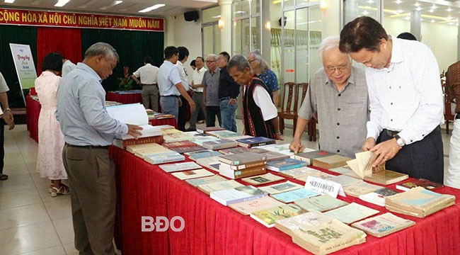 Các hội viên, đại biểu tham quan khu trưng bày tác phẩm. Ảnh: H.VỸ Các hội viên, đại biểu tham quan khu trưng bày tác phẩm. Ảnh: H.VỸ