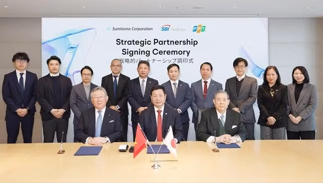Ông Trương Gia Bình - Chủ tịch HĐQT kiêm Nhà sáng lập Tập đoàn FPT cùng Ông Yoshitaka Kitao - Giám đốc Đại diện, Chủ tịch kiêm Tổng Giám đốc Tập đoàn SBI Holdings; và Ông Toshikazu Nambu - Giám đốc, Phó Chủ tịch Tập đoàn Sumitomo, trong lễ ký kết thỏa thuận hợp tác chiến lược. Ảnh: FPT