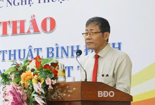 Nhà thơ Mai Thìn, Chủ tịch Hội VHNT tỉnh đọc đề dẫn Văn học, nghệ thuật Bình Định - 50 năm xây dựng và phát triển tại Hội thảo. Ảnh: H.VỸ