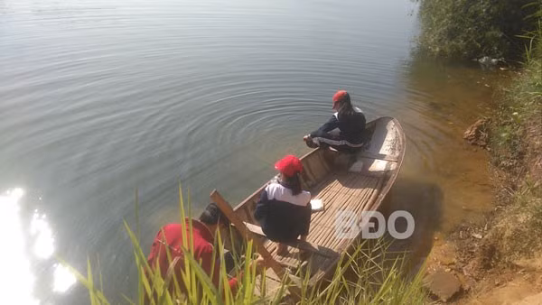 Học sinh thôn Đại Định (xã Ân Mỹ) đến trường bằng xuồng. Học sinh thôn Đại Định (xã Ân Mỹ) đến trường bằng xuồng.