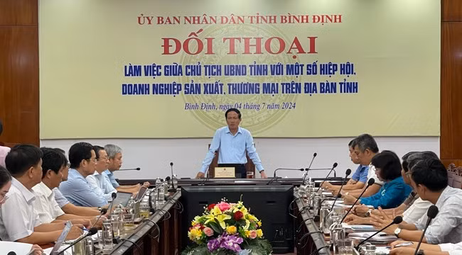Chủ tịch UBND tỉnh Phạm Anh Tuấn phát biểu chỉ đạo tại buổi làm việc. Ảnh: HẢI YẾN