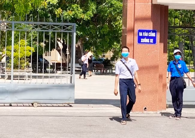 Không như môn Ngữ văn và Tiếng Anh trước đó khá vừa sức, phần lớn thí sinh ra về sớm, sau hồi trống kết thúc môn Toán sáng nay thí sinh mới rời trường thi. Trong ảnh: Thí sinh đầu tiên rời điểm thi Trường Quốc học Quy Nhơn sáng nay. Ảnh: M.H