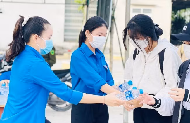 Lực lượng thanh niên hỗ trợ, tiếp sức nước uống cho thí sinh dự thi trong điều kiện thời tiết nắng nóng, tại Trường THPT Nguyễn Diêu (huyện Tuy Phước). Ảnh: X.V