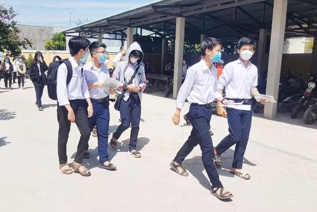 Thí sinh tại điểm thi Trường THPT Tuy Phước 1 dự thi môn Toán sáng nay. Ảnh: X.V