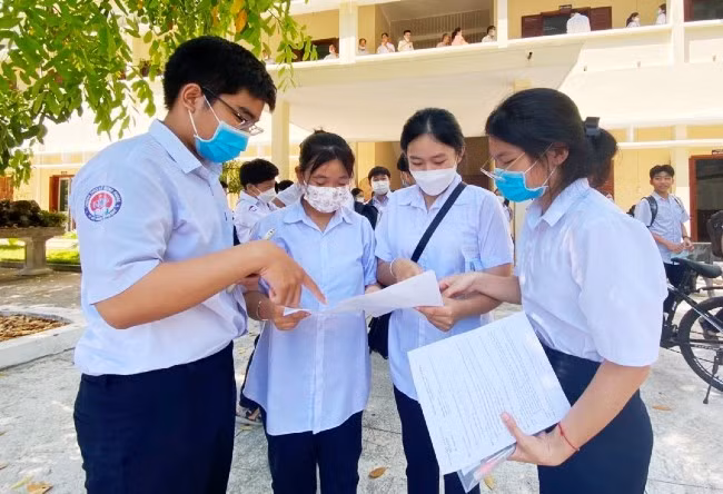 Nhóm thí sinh Lê Minh Quang, Hồ Thanh Trúc, Nguyễn Ngọc Thảo Phương, Cao Nguyễn Cát Tường (học sinh Trường THCS Lê Hồng Phong) dự thi tại điểm thi Trường Quốc học Quy Nhơn, đều cho rằng đề thi môn toán sáng nay khó, riêng bài số 3 và số 5 thì gần như không làm được. Ảnh: M.H