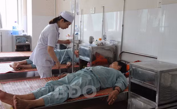 Khi có dấu hiệu bất ổn về sức khỏe, mọi người cần đến cơ sở y tế để được khám, tư vấn, điều trị đúng cách, tuyệt đối không tự dùng thuốc khi chưa có sự hướng dẫn của bác sĩ. - Trong ảnh: Chăm sóc bệnh nhân tại BV Phong - Da liễu Trung ương Quy Hòa.