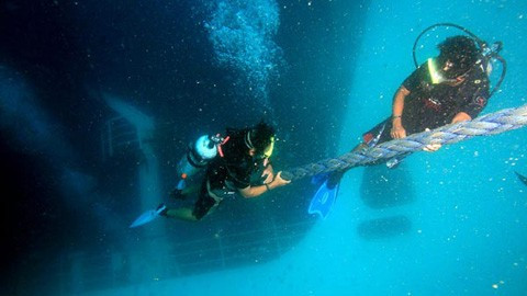 Cảnh sát biển Philippines tìm kiếm người mất tích trong chiếc phà gặp nạn (Ảnh: Philstar)