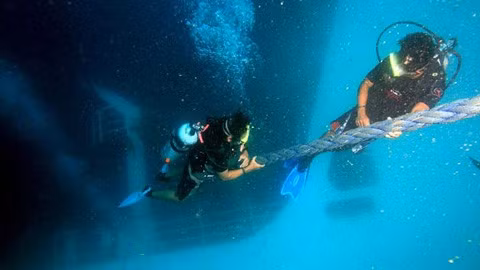 Cảnh sát biển Philippines tìm kiếm người mất tích trong chiếc phà gặp nạn (Ảnh: Philstar)