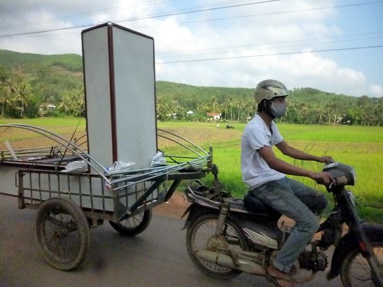 Xe rơ-moóc, xe không gương chiếu hậu, chất đầy hàng hóa (ảnh chụp trên đường giao thông liên xã thôn Nhuận An, xã Hoài Hương). Xe rơ-moóc, xe không gương chiếu hậu, chất đầy hàng hóa (ảnh chụp trên đường giao thông liên xã thôn Nhuận An, xã Hoài Hương).