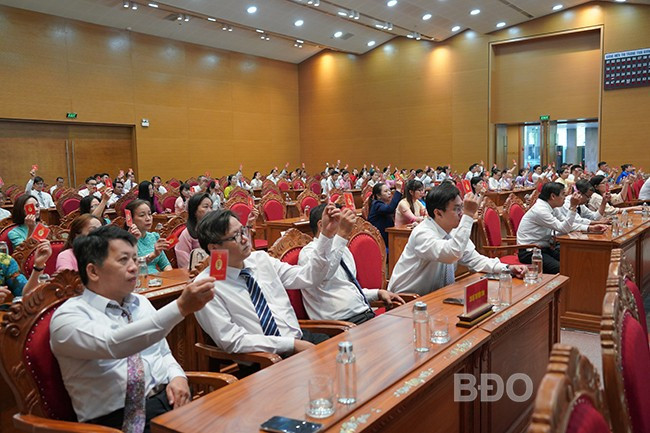 Các đại biểu biểu quyết thông qua Nghị quyết Đại hội. Ảnh: N.H