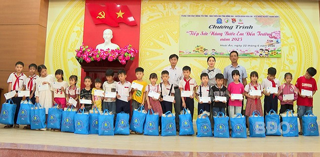 Quang cảnh buổi trao quà cho các em thiếu nhi. Ảnh: H.H