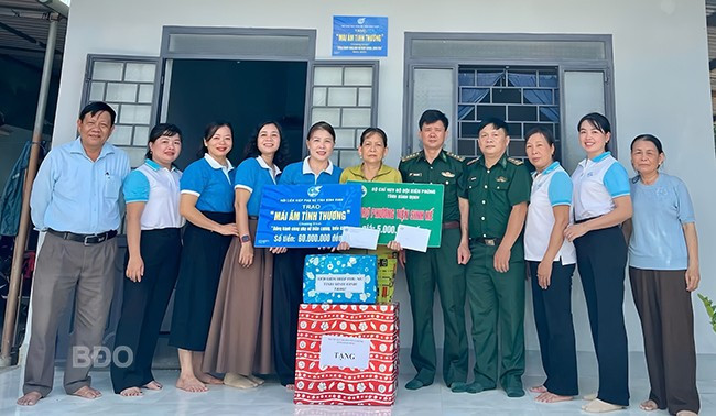 Bàn giao mái ấm tình thương cho bà Phạm Thị Bích Thu. Ảnh: T.K