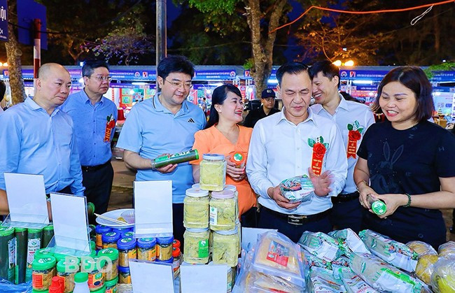 Hội chợ Xúc tiến thương mại cho các HTX khu vực miền Trung - Tây Nguyên năm 2024 tại TP Quy Nhơn đã thu hút đông đảo khách hàng khắp mọi nơi tham quan. Ảnh: HẢI YẾN Hội chợ Xúc tiến thương mại cho các HTX khu vực miền Trung - Tây Nguyên năm 2024 tại TP Quy Nhơn đã thu hút đông đảo khách hàng khắp mọi nơi tham quan. Ảnh: HẢI YẾN