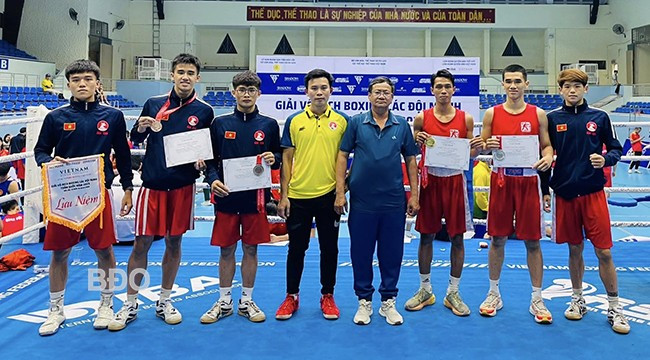 Chiến thắng của Đỗ Thành Đô (thứ ba từ phải sang) tại Giải vô địch boxing các đội mạnh toàn quốc năm 2025 không chỉ là bước ngoặt về mặt chuyên môn mà còn mang ý nghĩa tinh thần rất lớn đối với boxing Bình Định, ghi dấu tấm HCV đầu tiên sau 15 năm nỗ lực. Ảnh: ĐVCC Chiến thắng của Đỗ Thành Đô (thứ ba từ phải sang) tại Giải vô địch boxing các đội mạnh toàn quốc năm 2025 không chỉ là bước ngoặt về mặt chuyên môn mà còn mang ý nghĩa tinh thần rất lớn đối với boxing Bình Định, ghi dấu tấm HCV đầu tiên sau 15 năm nỗ lực. Ảnh: ĐVCC