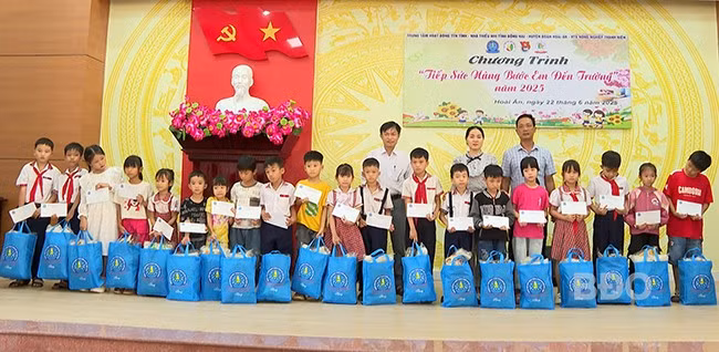 Quang cảnh buổi trao quà cho các em thiếu nhi. Ảnh: H.H