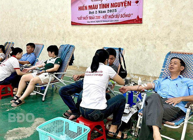 Đông đảo cán bộ, đoàn viên tham gia hiến máu. Ảnh NGỌC HUY