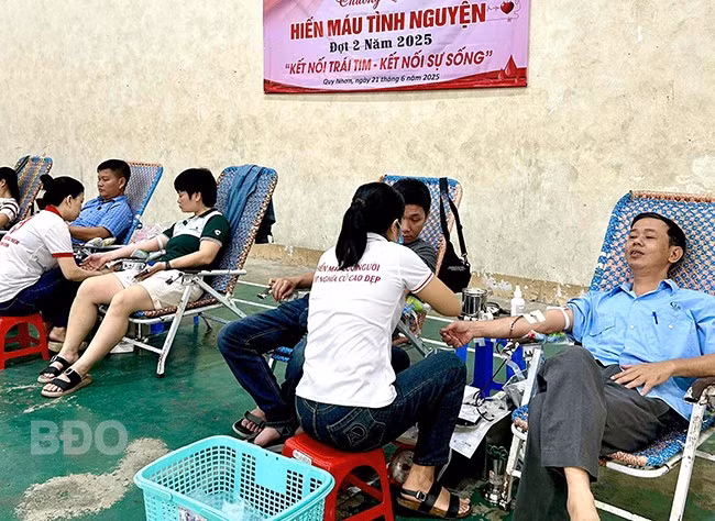 Đông đảo cán bộ, đoàn viên tham gia hiến máu. Ảnh NGỌC HUY