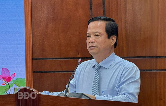 Đồng chí Nguyễn Tuấn Thanh, Ủy viên Ban Thường vụ Tỉnh ủy, Phó Chủ tịch Thường trực UBND tỉnh - Phó Bí thư Thường trực Đảng ủy UBND tỉnh, phát biểu chỉ đạo Đại hội. Ảnh: N.H.