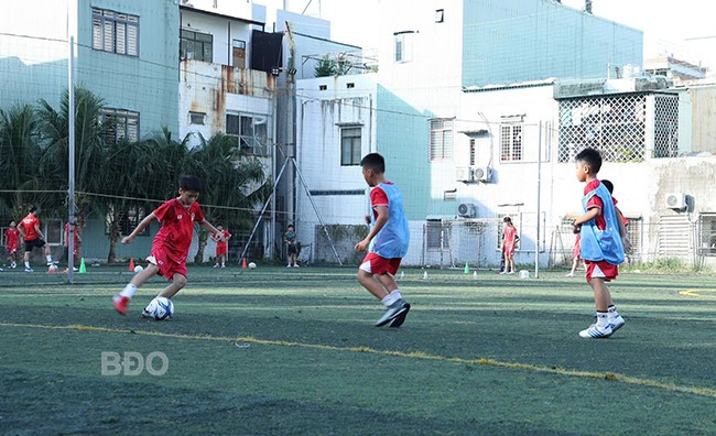 Các cầu thủ đội bóng U10 Học viện bóng đá Hoàn Hảo tăng cường tập luyện chuyên sâu, chuẩn bị cho giải đấu. Ảnh: H.V