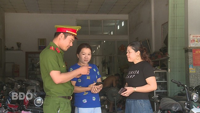 CA xã Tây Giang (huyện Tây Sơn) tuyên truyền các thủ đoạn lừa đảo trên không gian mạng cho người dân trên địa bàn xã. Ảnh: T.LONG CA xã Tây Giang (huyện Tây Sơn) tuyên truyền các thủ đoạn lừa đảo trên không gian mạng cho người dân trên địa bàn xã. Ảnh: T.LONG