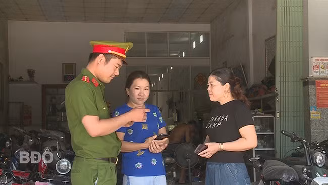 CA xã Tây Giang (huyện Tây Sơn) tuyên truyền các thủ đoạn lừa đảo trên không gian mạng cho người dân trên địa bàn xã. Ảnh: T.LONG