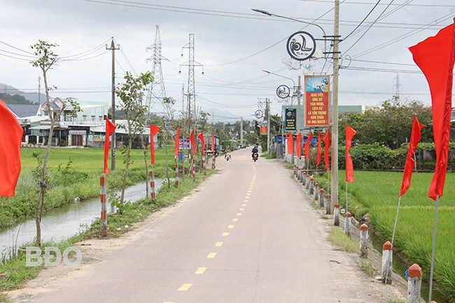 Tuyến đường thôn, ngõ xóm ở thôn Trung Thành được nhựa hóa khang trang, sạch đẹp. Ảnh: Đ.NAM Tuyến đường thôn, ngõ xóm ở thôn Trung Thành được nhựa hóa khang trang, sạch đẹp. Ảnh: Đ.NAM