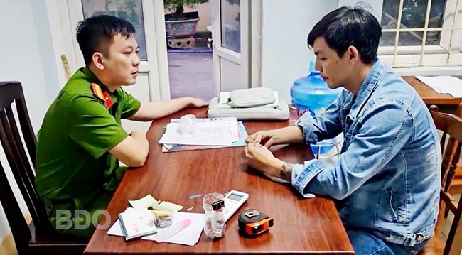 Cơ quan Công an làm việc với tài xế Lương Quốc Thọ. Ảnh: Văn Khoa