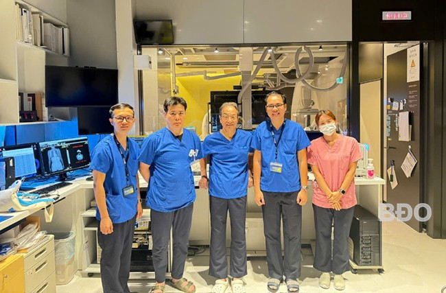 GS. Shinichi Hori (đứng giữa) với ê kíp can thiệp - bác sĩ Đỗ Xuân Hòa (thứ 4 từ trái sang) và bác sĩ Nguyễn Xuân Hiệp (bìa trái) - tại Trung tâm IGT Clinic. Ảnh: BVCC