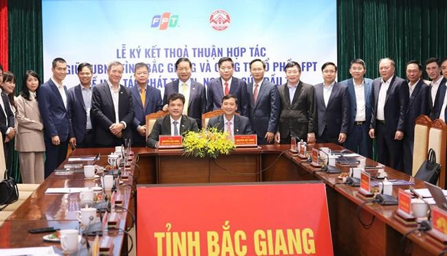 Lãnh đạo UBND Tỉnh Bắc Giang và Lãnh đạo Tập đoàn FPT ký kết thỏa thuận hợp tác. Ảnh: FPT.