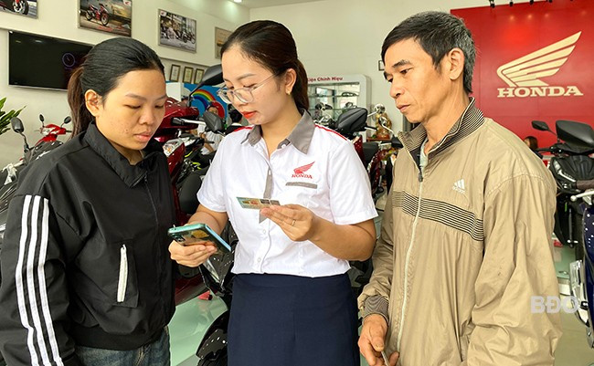 Nhân viên Đại lý Honda - Head Viễn Thuận Phát 1 (phường Bình Định, TX An Nhơn) sử dụng thông tin trên CCCD khách hàng để hỗ trợ thực hiện đăng ký xe trực tuyến qua VNeID. Ảnh: N.C Nhân viên Đại lý Honda - Head Viễn Thuận Phát 1 (phường Bình Định, TX An Nhơn) sử dụng thông tin trên CCCD khách hàng để hỗ trợ thực hiện đăng ký xe trực tuyến qua VNeID. Ảnh: N.C