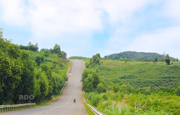 Một con đường đồi dốc ở cao nguyên Vân Hòa.