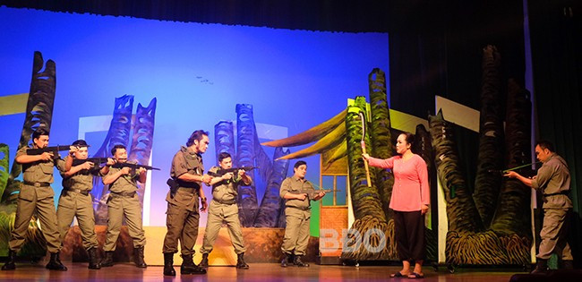 Vở diễn Dòng sông kể chuyện để lại nhiều cảm xúc lắng đọng trong lòng khán giả. Ảnh: NGỌC NHUẬN Vở diễn Dòng sông kể chuyện để lại nhiều cảm xúc lắng đọng trong lòng khán giả. Ảnh: NGỌC NHUẬN