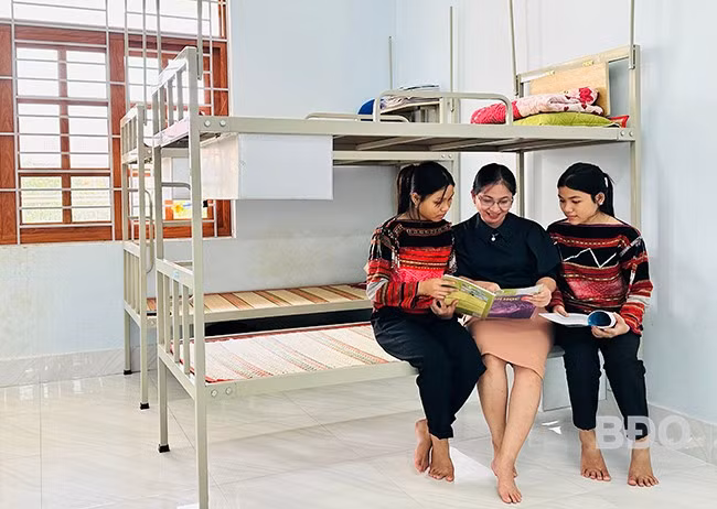 Khu nội trú Trường Phổ thông dân tộc nội trú THCS Hoài Ân (huyện Hoài Ân) được xây dựng khang trang nhờ nguồn vốn Chương trình MTQG, giúp học sinh sinh hoạt trong môi trường an toàn. Ảnh: D.Đ