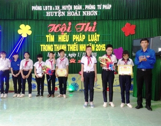 Ngăn chặn tình trạng TTN phạm tội là trách nhiệm chung của toàn xã hội. - Trong ảnh: Hội thi tìm hiểu pháp luật trong thanh thiếu nhi do Huyện đoàn Hoài Nhơn phối hợp tổ chức.
