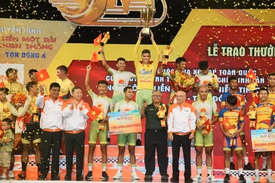 Đội Tập đoàn Lộc Trời giành cú ăn ba. Ảnh: HOÀNG HÙNG