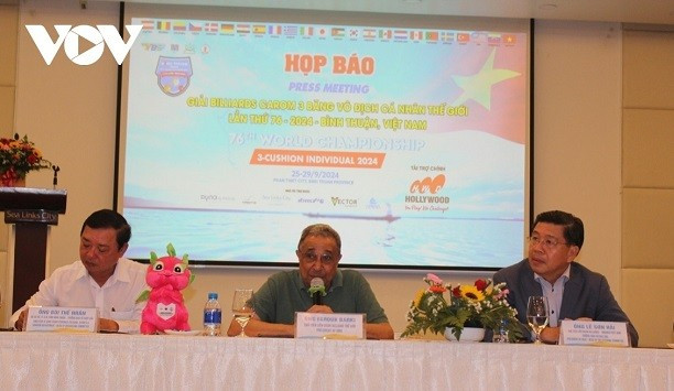 Ông Farouk Barki trả lời câu hỏi của các nhà báo.