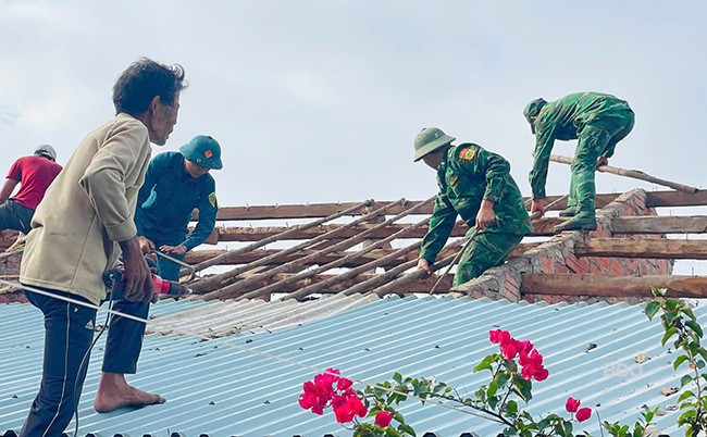 Giúp đỡ gia đình ông Cang sửa chữa nhà. Ảnh: Thanh Bình Giúp đỡ gia đình ông Cang sửa chữa nhà. Ảnh: Thanh Bình