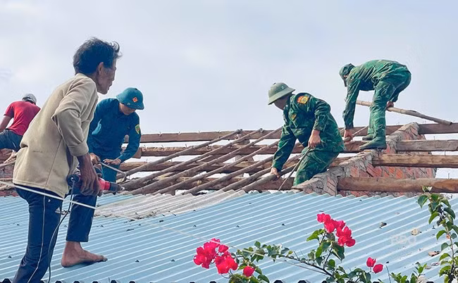 Giúp đỡ gia đình ông Cang sửa chữa nhà. Ảnh: Thanh Bình