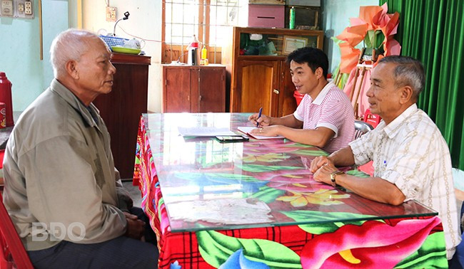 Sáng 7.3, ông Đỗ Tấn Cương (bên trái) đến nhà văn hóa thôn An Hội Bắc phản ánh việc mâu thuẫn trong dân để những người hoạt động không chuyên trách thôn kiểm tra, giải quyết. Ảnh: H.THU Sáng 7.3, ông Đỗ Tấn Cương (bên trái) đến nhà văn hóa thôn An Hội Bắc phản ánh việc mâu thuẫn trong dân để những người hoạt động không chuyên trách thôn kiểm tra, giải quyết. Ảnh: H.THU