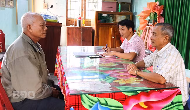 Sáng 7.3, ông Đỗ Tấn Cương (bên trái) đến nhà văn hóa thôn An Hội Bắc phản ánh việc mâu thuẫn trong dân để những người hoạt động không chuyên trách thôn kiểm tra, giải quyết. Ảnh: H.THU