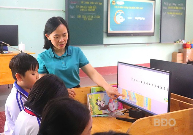Trường Tiểu học số 1 phường Bình Định ứng dụng phần mềm trong giảng dạy. Ảnh: HỒ ĐIỂM Trường Tiểu học số 1 phường Bình Định ứng dụng phần mềm trong giảng dạy. Ảnh: HỒ ĐIỂM
