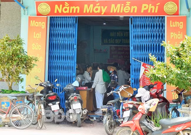 Cơ sở trải nghiệm “nằm máy miễn phí” tại xã Mỹ Chánh thường xuyên có nhiều người lớn tuổi tới tham gia. Ảnh: C.L