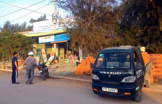 Một cửa hàng vật liệu xây dựng ở Nhơn Phước.