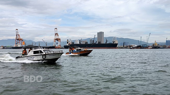 Cán bộ chiến sĩ thực hành kỹ năng điều khiển xuồng máy CAND. Ảnh: Minh Ngọc.